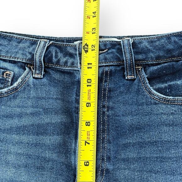 Hollister Curvy Ultra High Rise Mom Shorts Womens Size 27/5 Dark Wash 3” Inseam - Picture 6 of 7